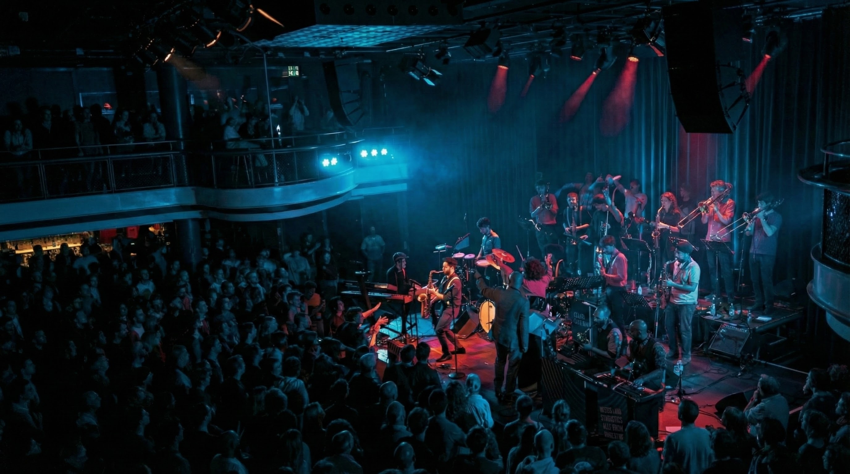 Orkest dat optreedt op een podium
